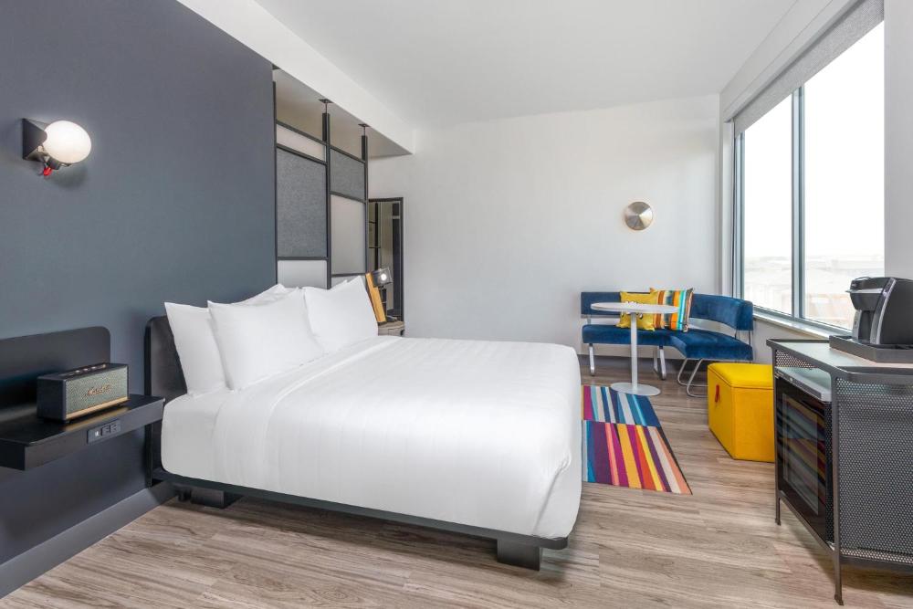 Breezy Large King Room - Mobility Accessible with Tub interior